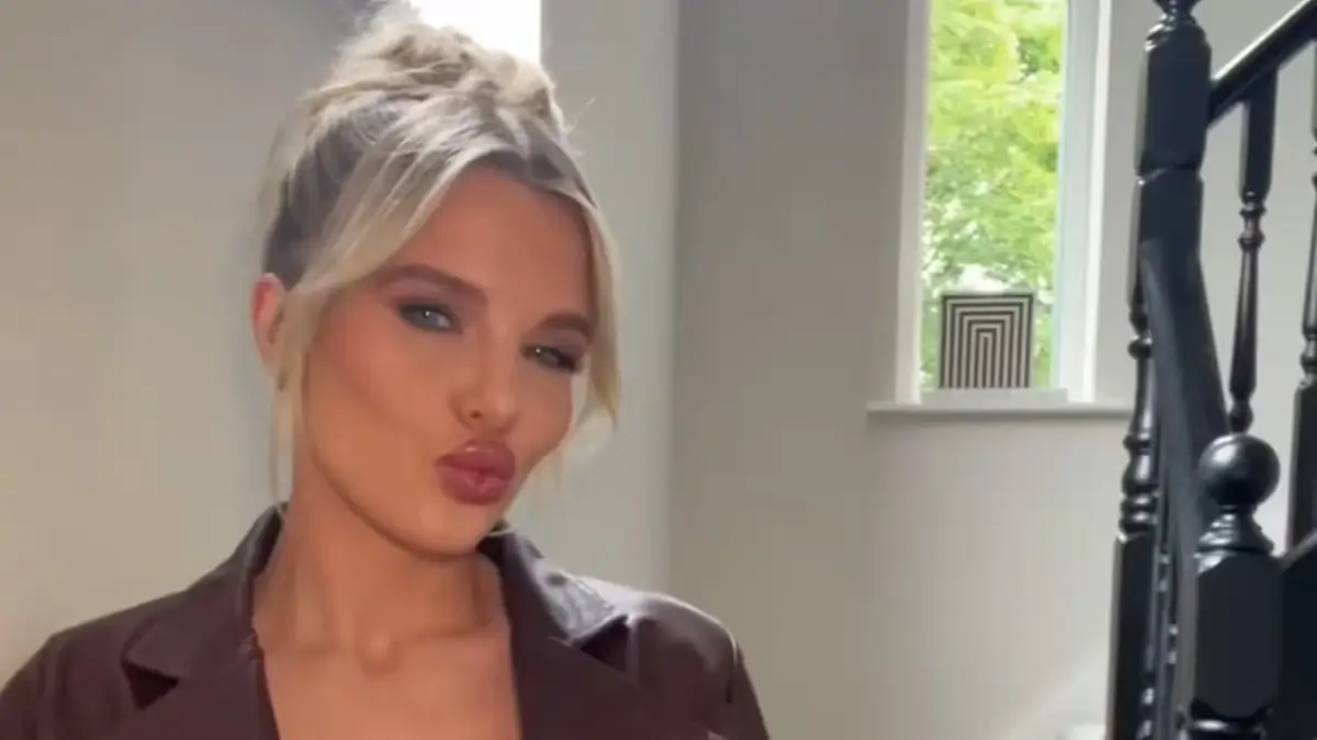 A series of photos show Helen Flanagan looking stunning in a bustier corset dress while posing at the table
