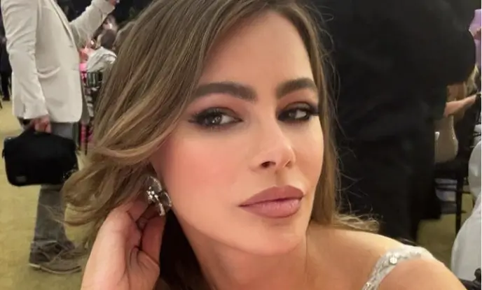 Sofia Vergara shows off her eye-popping cleavage in a braless red dress as she walked the red carpet