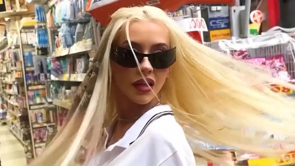 Fans say Christina Aguilera looks like she’s still 16 in thigh-high black leather boots and a tiny black miniskirt in Tokyo Fans say Christina Aguilera looks like she’s still 16 in thigh-high black leather boots and a tiny black miniskirt in Tokyo