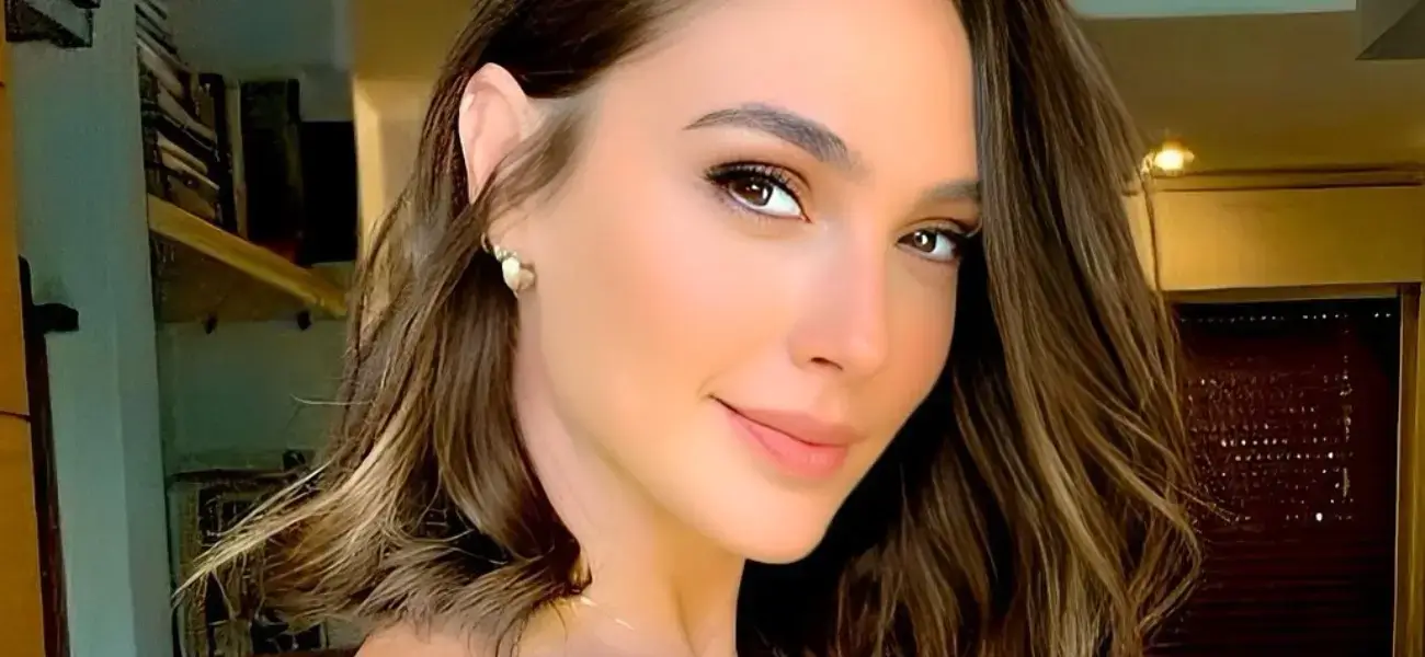 Stylish Gal Gadot shows off her fit figure in a tight braless dress with strawberry drinks