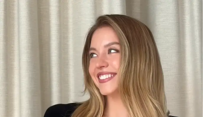 Sydney Sweeney poses for stunning mirror selfies with a tiny miniskirt and bandana tube top Sydney Sweeney poses for stunning mirror selfies with a tiny miniskirt and bandana tube top