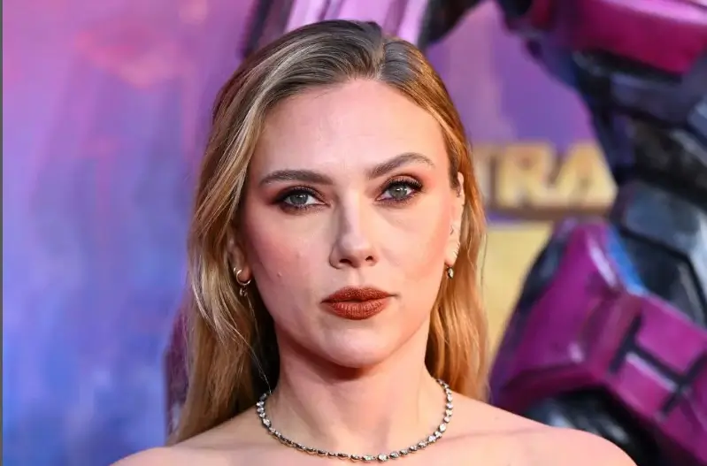Scarlett Johansson In A Strapless Figure-hugging Dress Highlights ‘Fabulous Figure’ In Heels Scarlett Johansson In A Strapless Figure-hugging Dress Highlights ‘Fabulous Figure’ In Heels