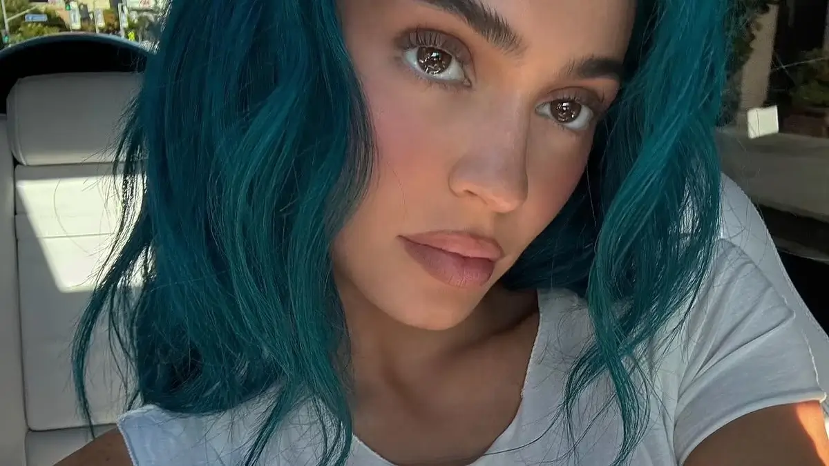 Kylie Jenner’s hair seemed to have been dyed a rich teal blue as she shared a video of her transformation, made fans go wild