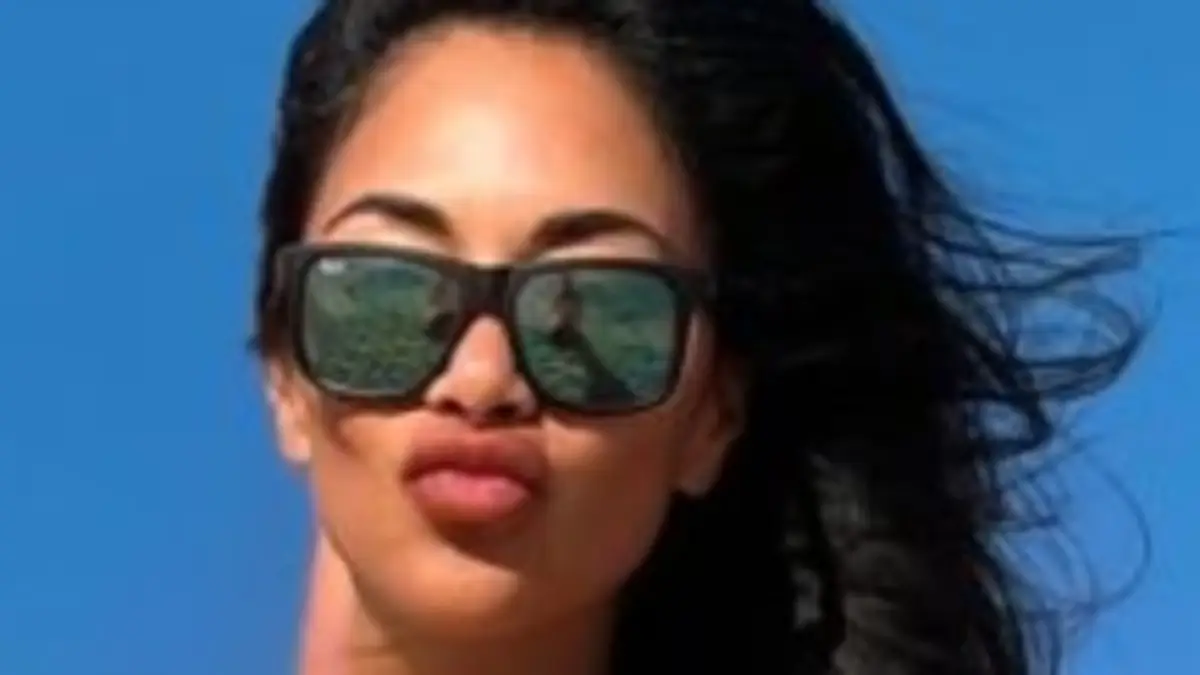 Nicole Scherzinger teased her fans with a series of plunging green string bikini snaps, showing off her flawless figure and tropical paradise