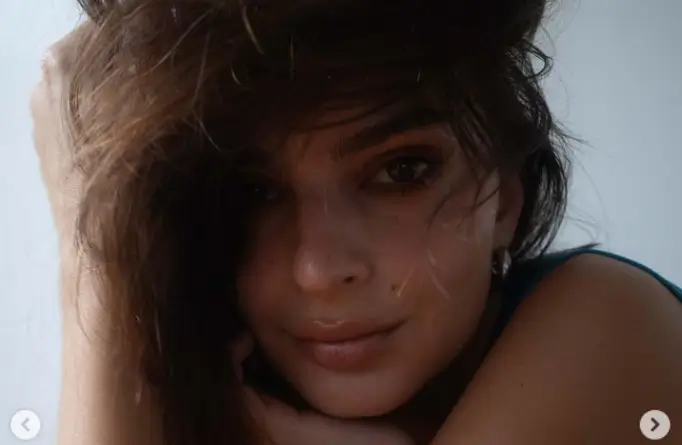 Emily Ratajkowski Lifts Shirt While ‘Doing Laundry’ In a sleeveless blue top and black lace pants Emily Ratajkowski Lifts Shirt While ‘Doing Laundry’ In a sleeveless blue top and black lace pants