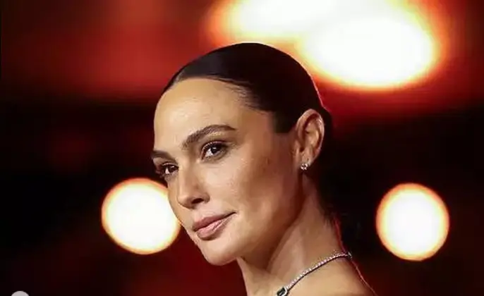 In a retro baby doll-style printed dress, Gal Gadot looks stunning as she flashing hints of her calves