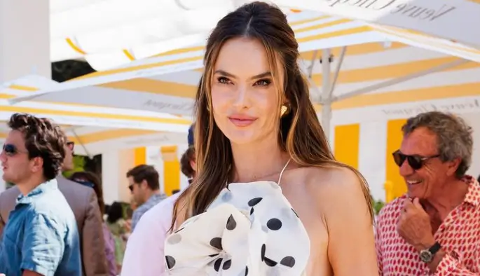 In an elegant cocktail dress with polka dots and ruffles, Alessandra Ambrosio shows off her endless legs In an elegant cocktail dress with polka dots and ruffles, Alessandra Ambrosio shows off her endless legs