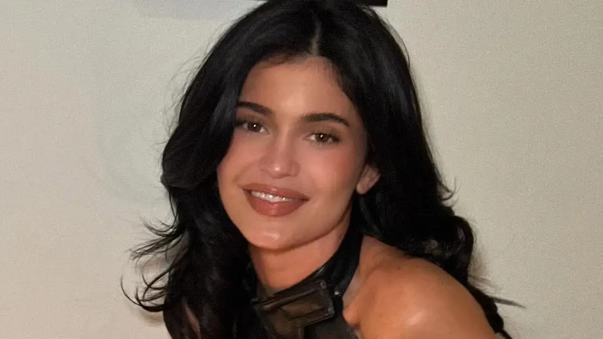 Kylie Jenner looks sizzling in a black leather ensemble with her natural waves with a part in the middle