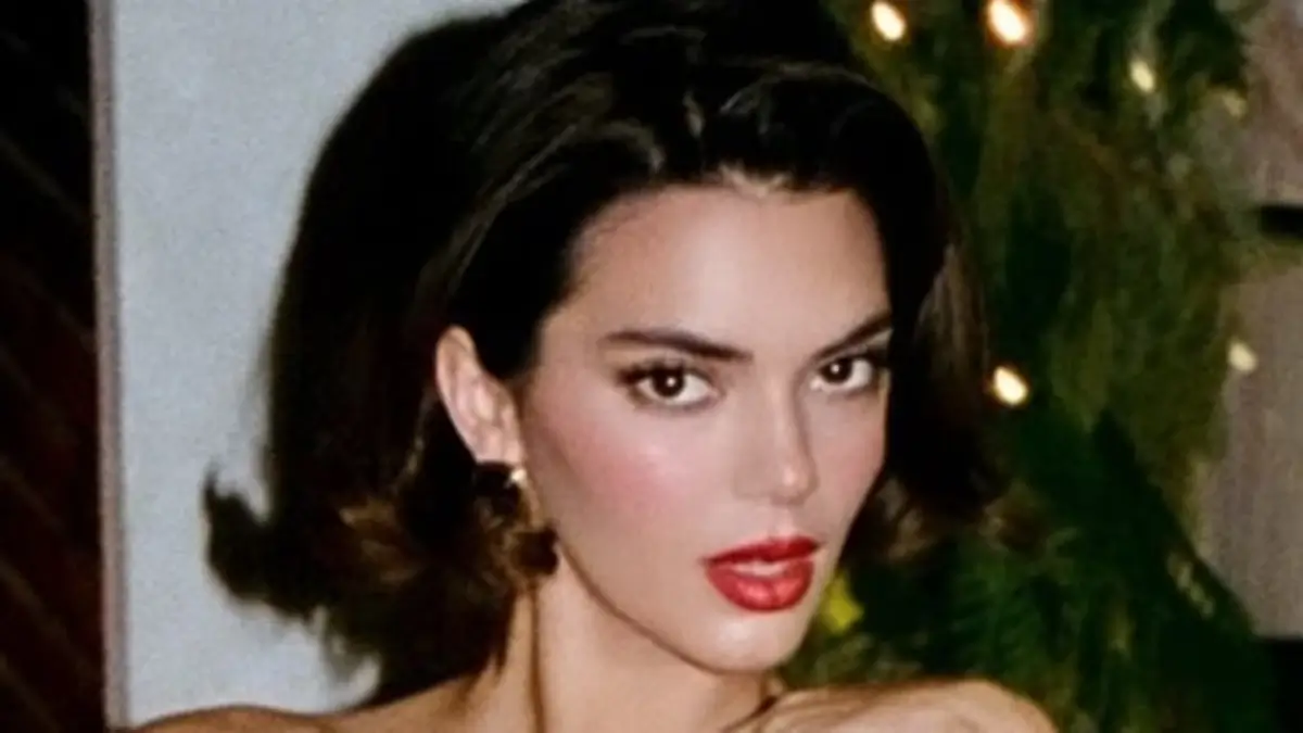 Kendall Jenner Goes Braless By Her Xmas Tree ‘The Most Attractive Of The Bunch’