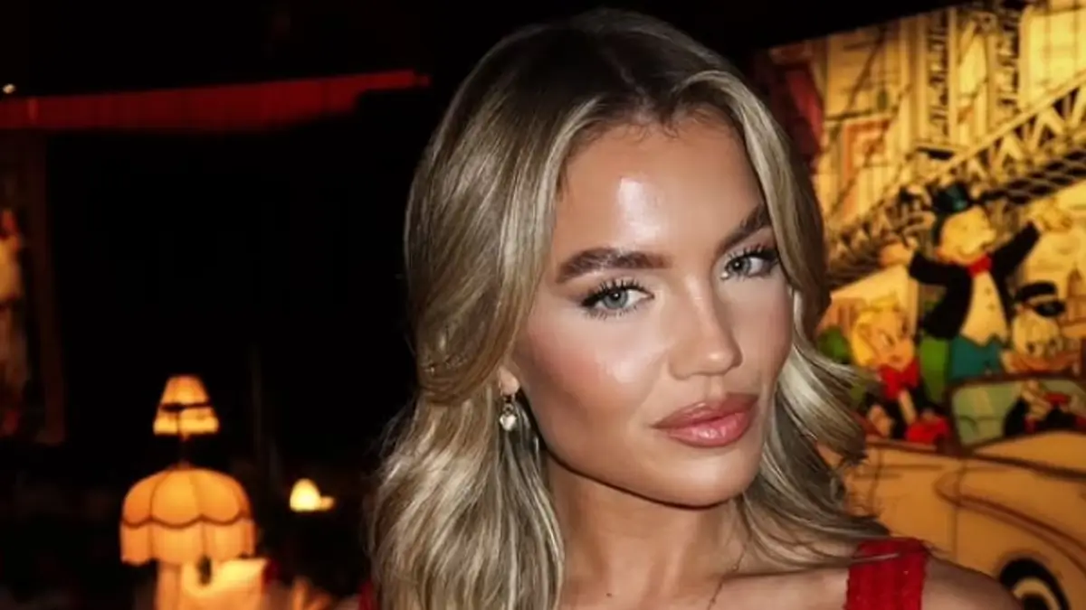 Molly Smith stunned her fans with a gorgeous festive coord with a plunging square neckline