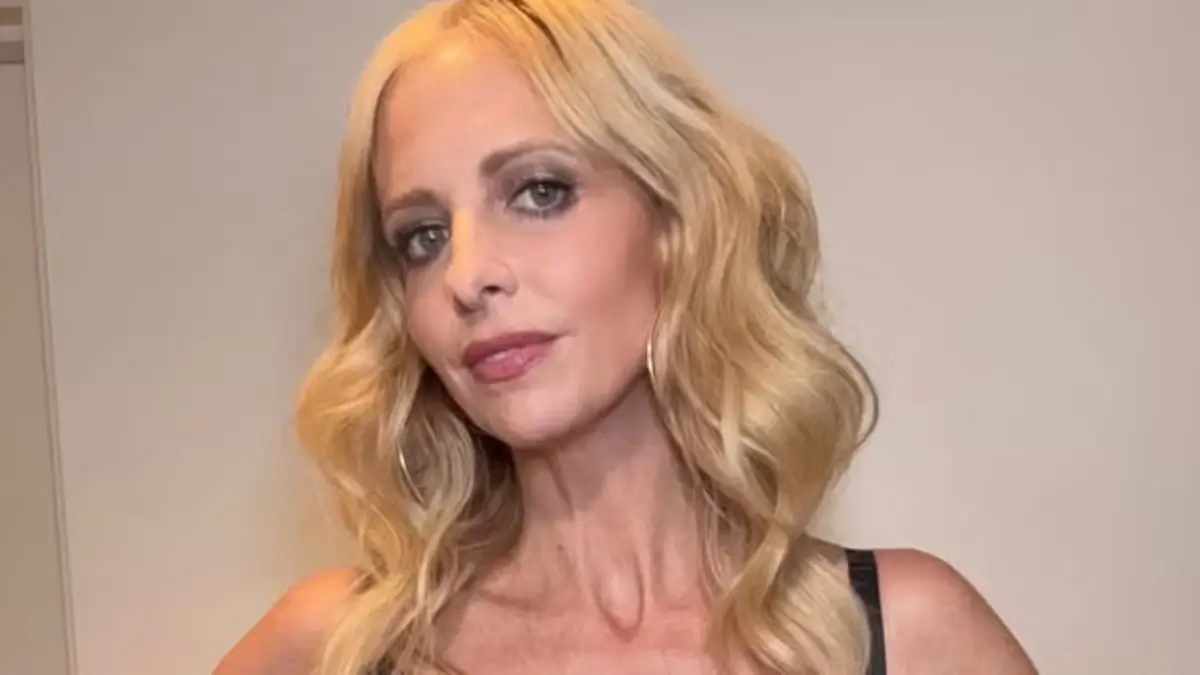 Sarah Michelle Gellar flaunted her impeccable sense of style in a breathtaking rose pink satin corset top, accentuating her slender figure and enviable waistline