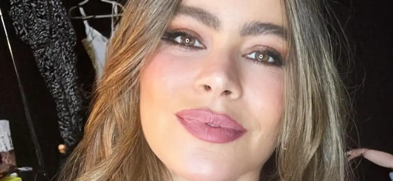 In a stunning throwback photo, Sofia Vergara flaunted her signature confidence in a sultry animal-print bikini set