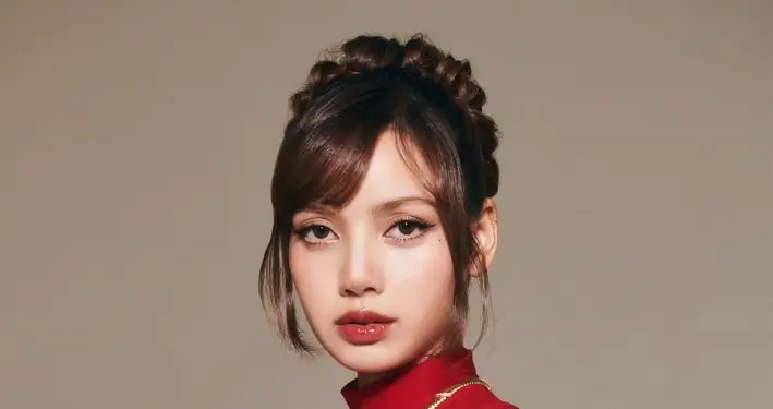 Blackpink’s Lisa showcased her athletic figure and delicate flower-shaped tattoos on her ribs in a tiny bikini