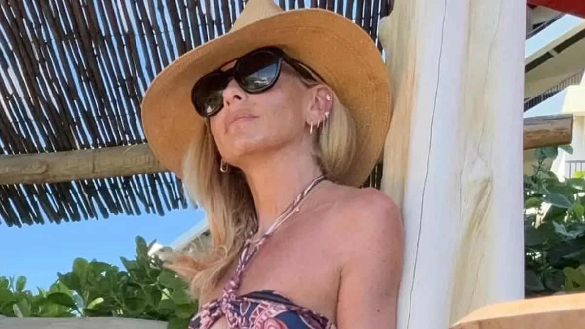 Sarah Michelle Gellar, 47, Looks Leggy In Colorful Swimsuit During A Beach Getaway