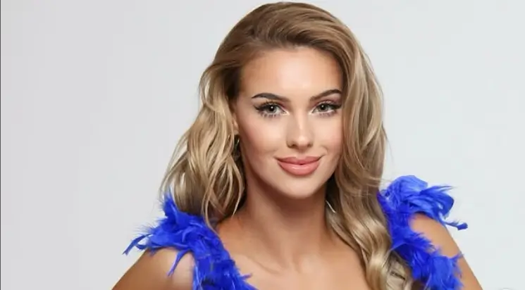 Veronika Rajek effortlessly exuded sensuality with a lace bra and briefs, emphasizing her ample cleavage and toned abs