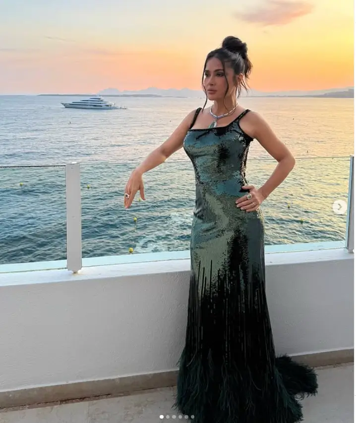 Salma Hayek dazzled in a petrol green busty dress, adorned with teal feather-trim embellishments