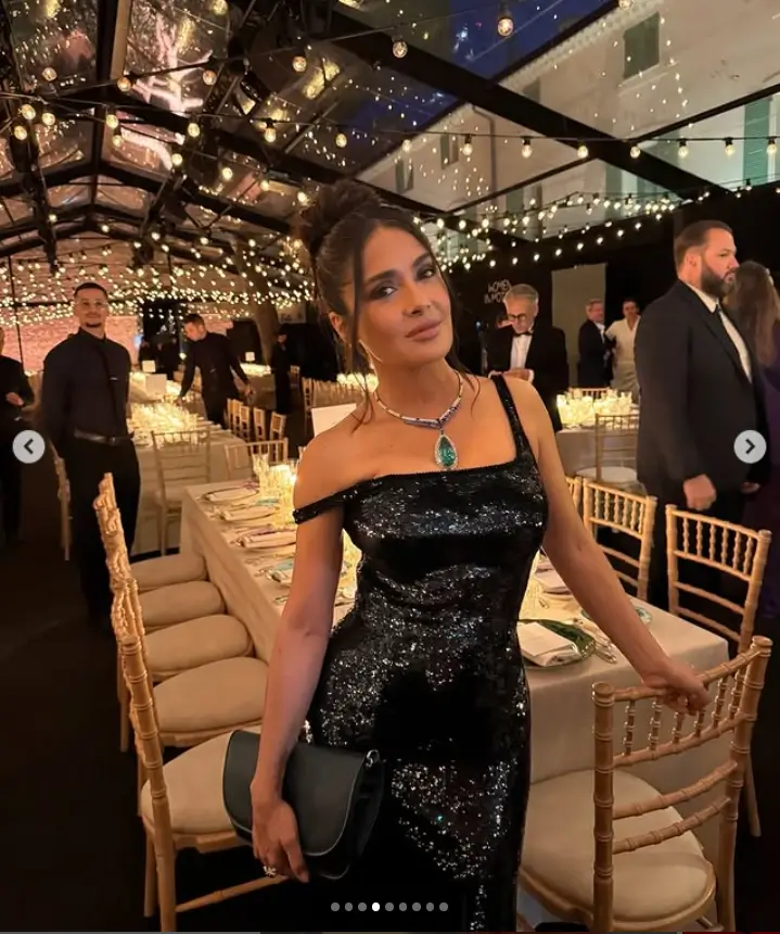The Mexican actress dazzled in a petrol green busty dress, adorned with teal feather-trim embellishments. This ensemble was a testament to her penchant for making a statement with every outfit.