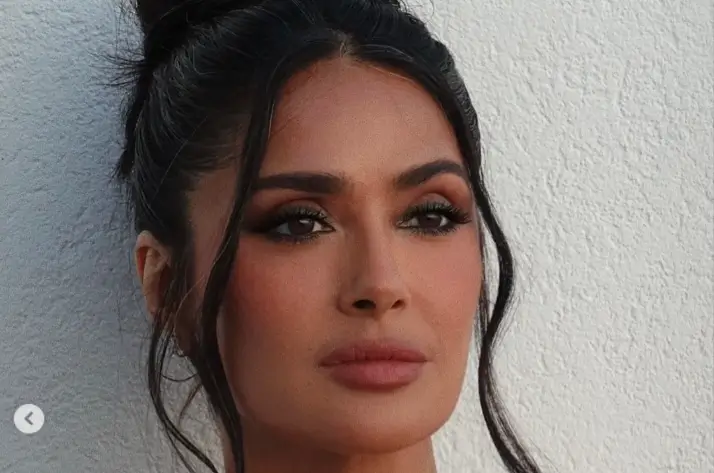 Salma Hayek dazzled with her stunning look in a low-cut petrol green dress adorned with gorgeous teal feather-trim embellishments Salma Hayek dazzled with her stunning look in a low-cut petrol green dress adorned with gorgeous teal feather-trim embellishments