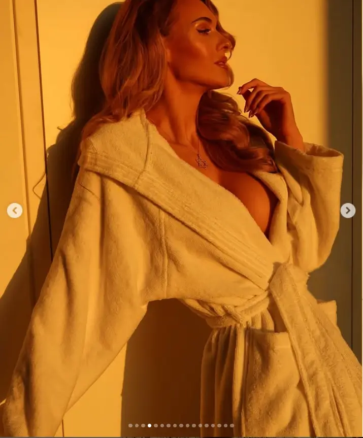 Veronika opted for a sun-kissed complexion, basking in the golden light that enveloped her. Her gaze, directed at the camera in the initial slide, was accompanied by a fluffy white robe, its cut reaching an unprecedented depth.