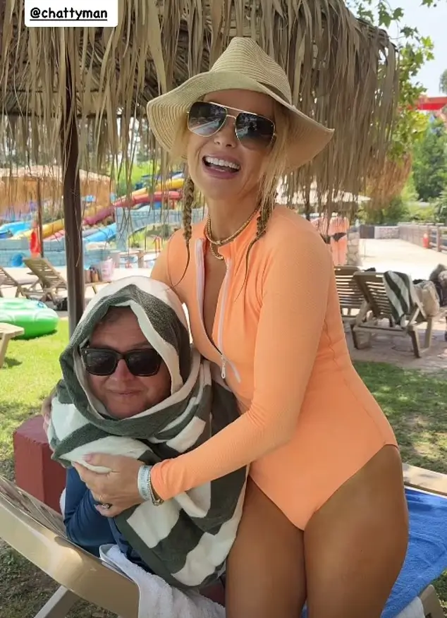 Amanda Holden showcased her stunning physique in a daring swimsuit as she captured a hilarious video