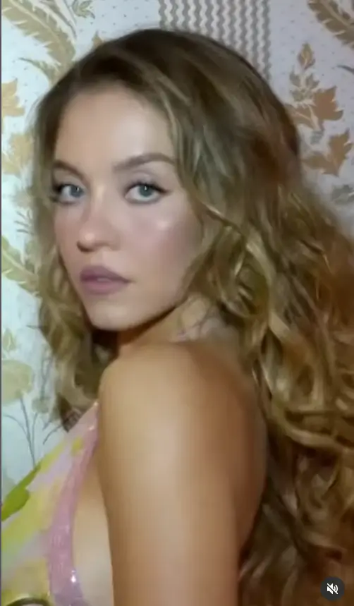 Sydney Sweeney captivated her audience with a daring plunging dress, her hair swishing in a mesmerizing dance. Her curves were on full display in an incredibly low-cut gown, garnering instant admiration from her fans.