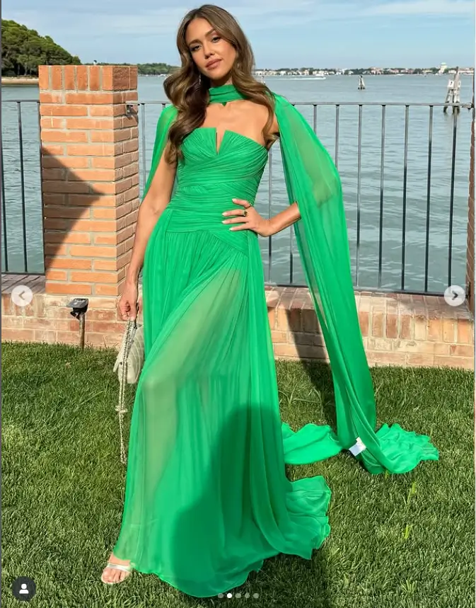Jessica opted for an emerald green Zuhair Murad gown with a matching scarf draped elegantly around her neck. Her honey-toned locks were styled in a center part, with sultry, fluffy waves that framed her chest.