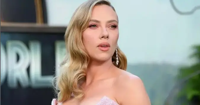 Scarlett Johansson dazzled on the red carpet in an exquisite sequinned gown with scooping neckline and floor-length straight skirt