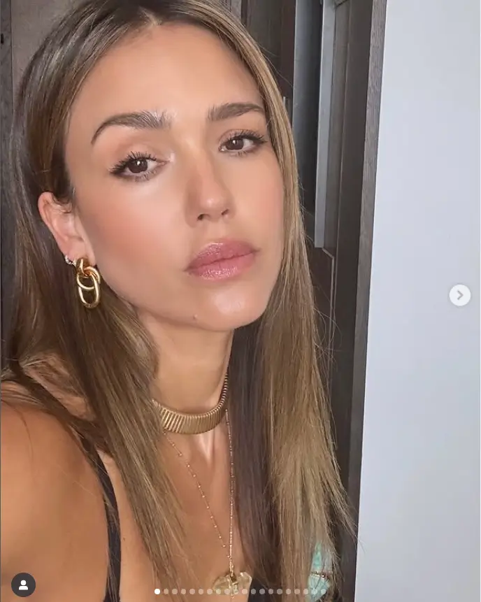 The centerpiece of her summer recap was a selfie, where she exuded a radiant glow. Adorned in gold jewelry and full makeup, she epitomized glamour.