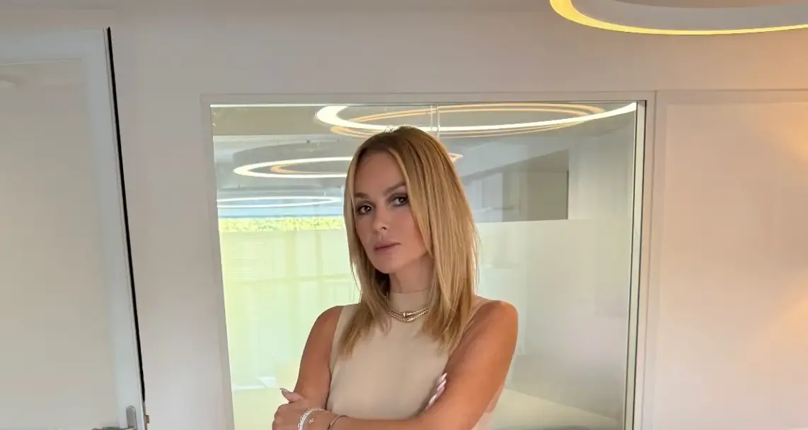 Braless Amanda Holden looked stunning in the dress that hugged her body and showed off her great contours