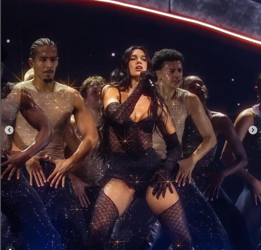 In a small bralette and high-waisted pants, Dua's toned torso was revealed upon second glance.