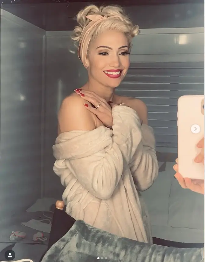 Jennifer Lopez shocked her fans on Monday by showing off her platinum blonde hair for her forthcoming part in "Kiss of the Spider Woman."