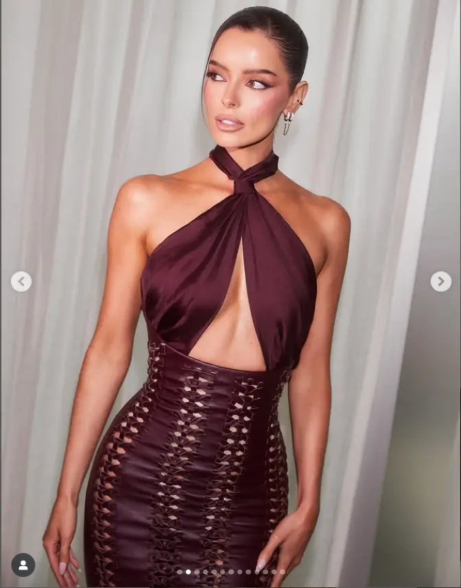 She made sure everyone was looking at her as she put on a provocative burgundy dress with a tight leather skirt that hugged her slim body.