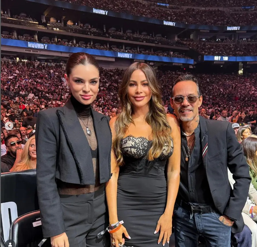 Vergara looked amazing with a strapless dress that hugged her curves and a black and white lace bustier and skirt. She wore high heels with exposed toes.
